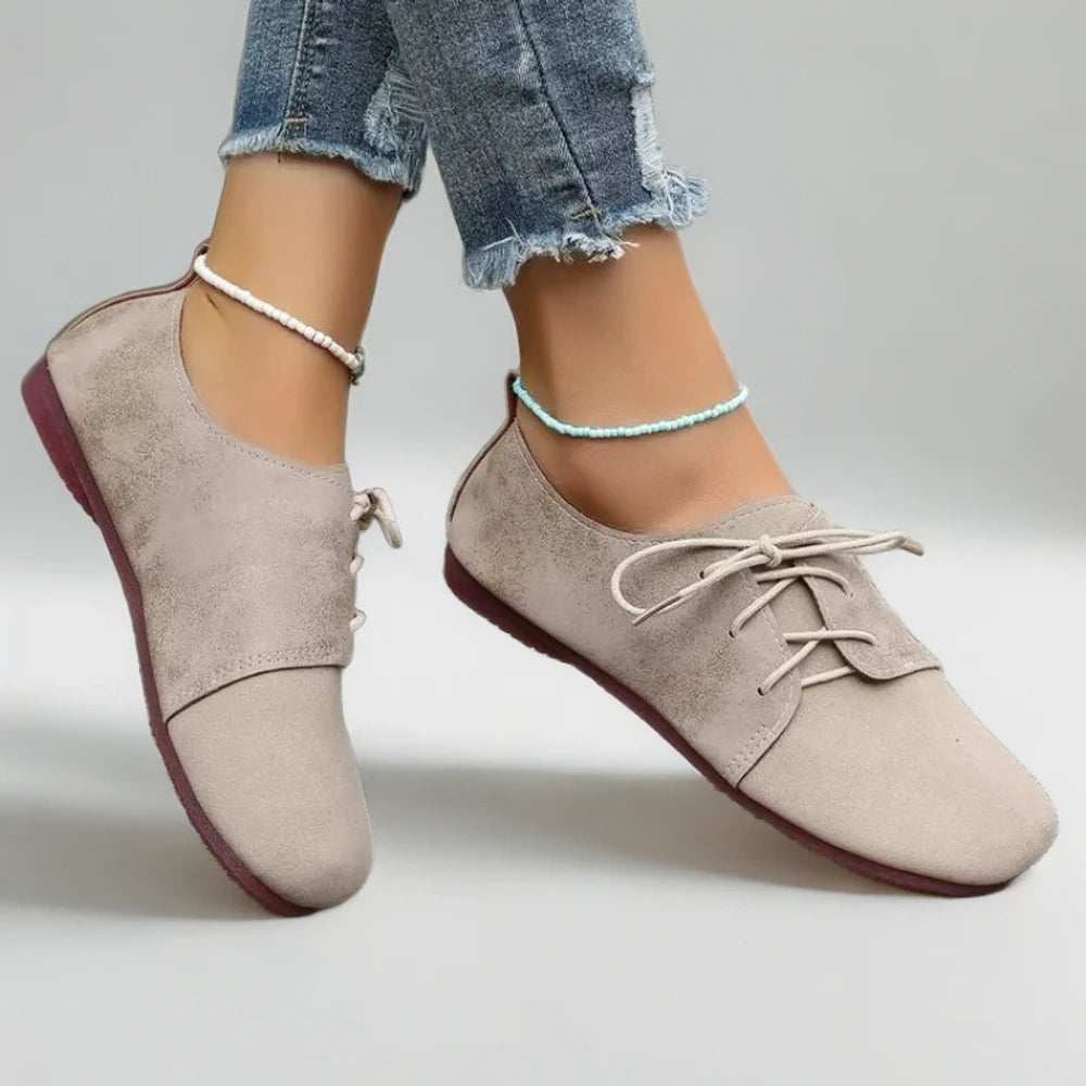 Mocassin femme tendance porté avec tenue casual, style color boots moderne et pratique