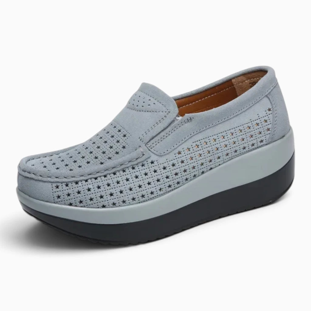 Mocassin gris clair sans lacet pour femme, silhouette trois-quarts