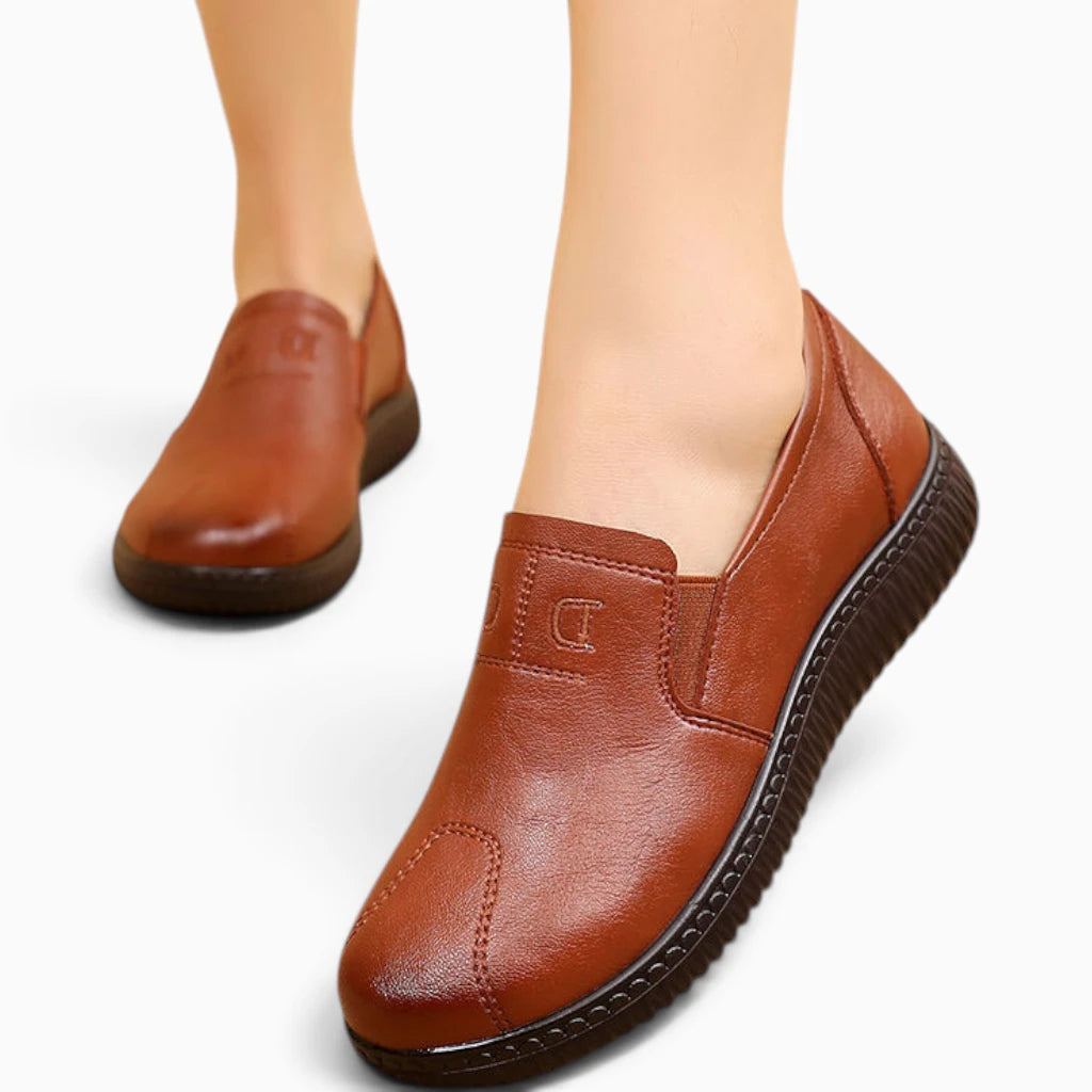Mocassin confort femme marron porté au pied, style décontracté quotidien
