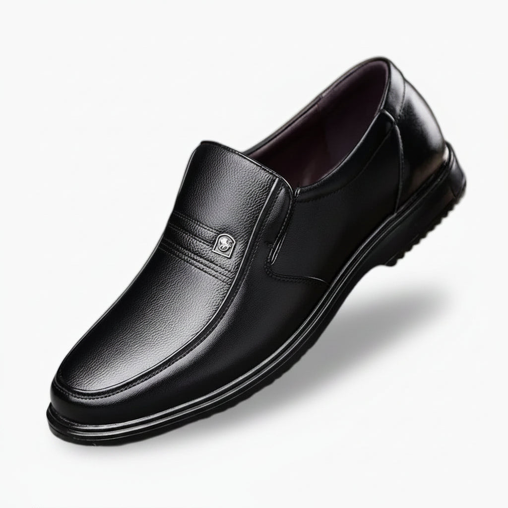 Les mocassins tropéziens en cuir véritable noir, vue de profil mettant en avant la coupe classique