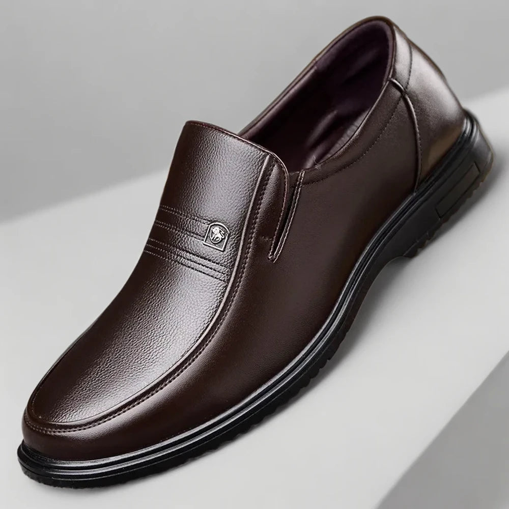 Les mocassins tropéziens portés avec un costume, style élégant et intemporel pour homme