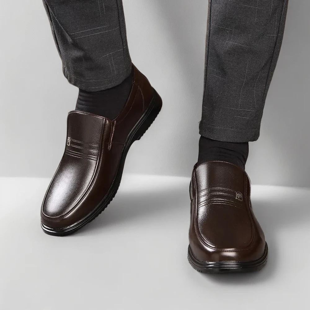 Mocassin tropézien noir en détail, vue rapprochée de la texture et de la qualité italienne