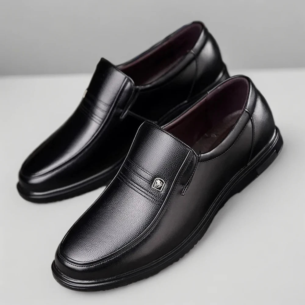 Intérieur du mocassin tropézien en cuir, révélant la construction artisanale et la respirabilité