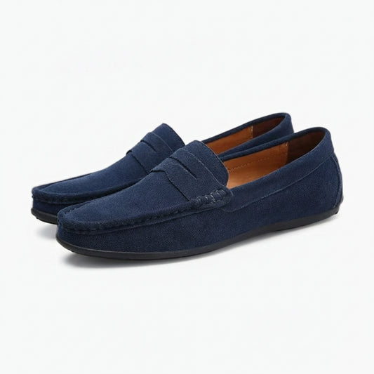 Mocassin à boucle en daim noir avec détail de la boucle métallique style italien