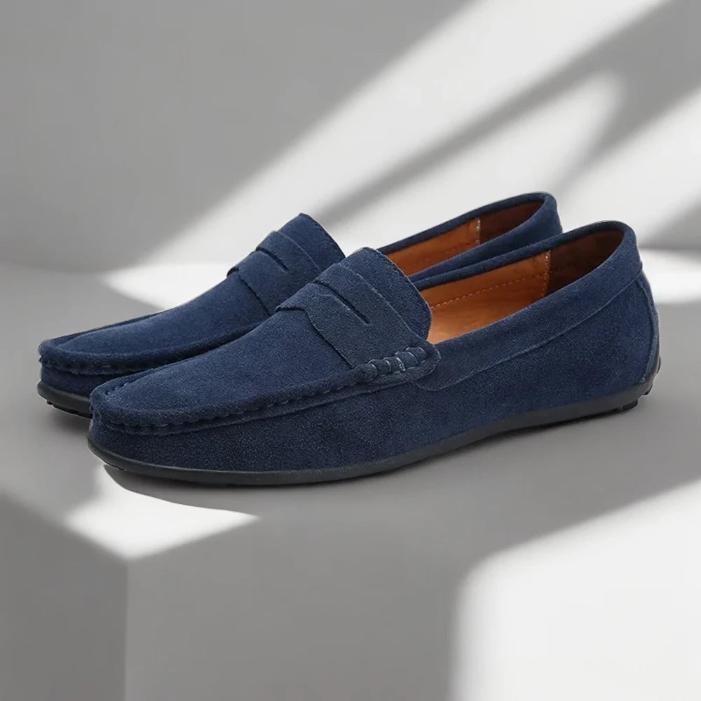Mocassins à boucles blancs portés avec un jean brut pour un look décontracté