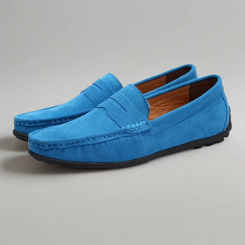 Mocassins boucle en daim souple vue de profil mettant en évidence la ligne épurée