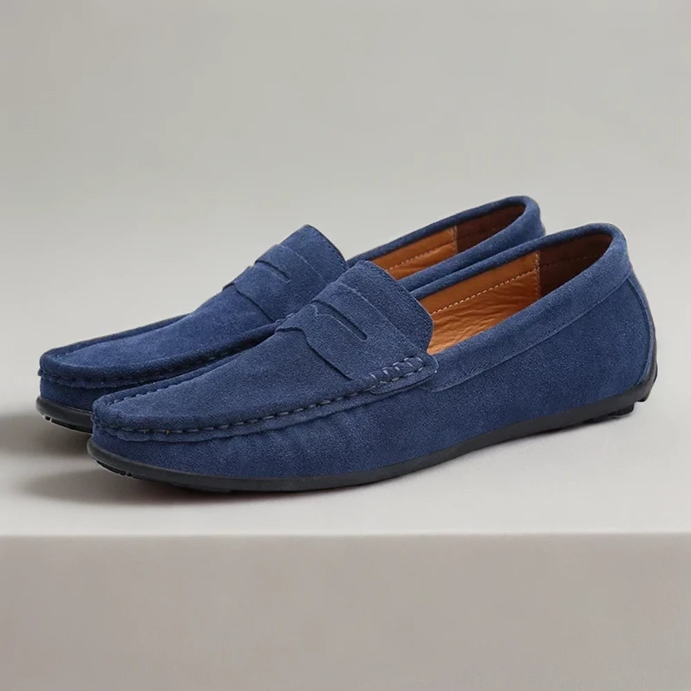 Mocassins à boucles noirs associés à un costume pour une élégance intemporelle