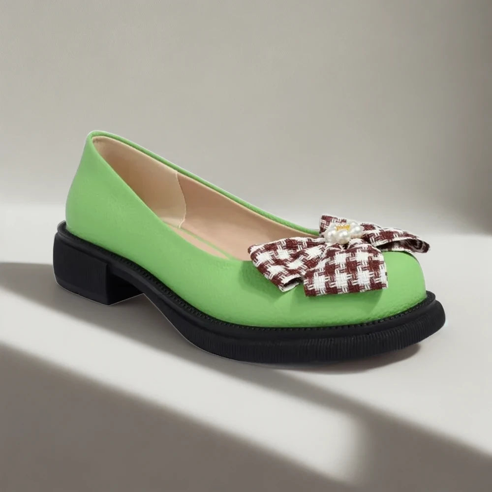 Détail de la bride et de la boucle du mocassin à bride femme, finition soignée