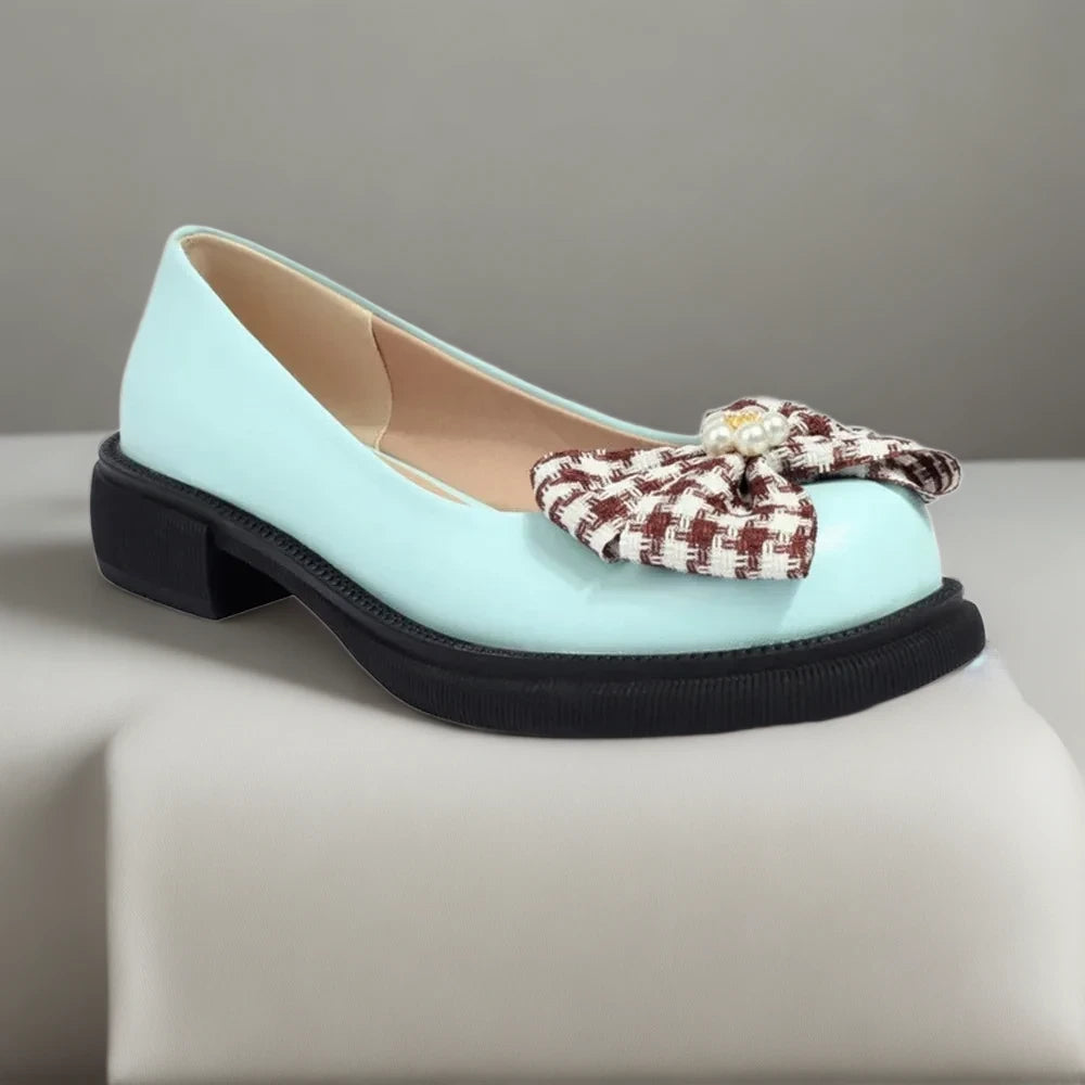 Mocassin à bride femme en noir, silhouette épurée et confortable pour bureau