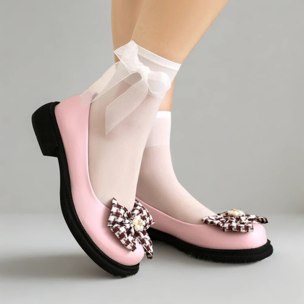 Vue du dessus du mocassin à bride femme soulignant la forme arrondie douce