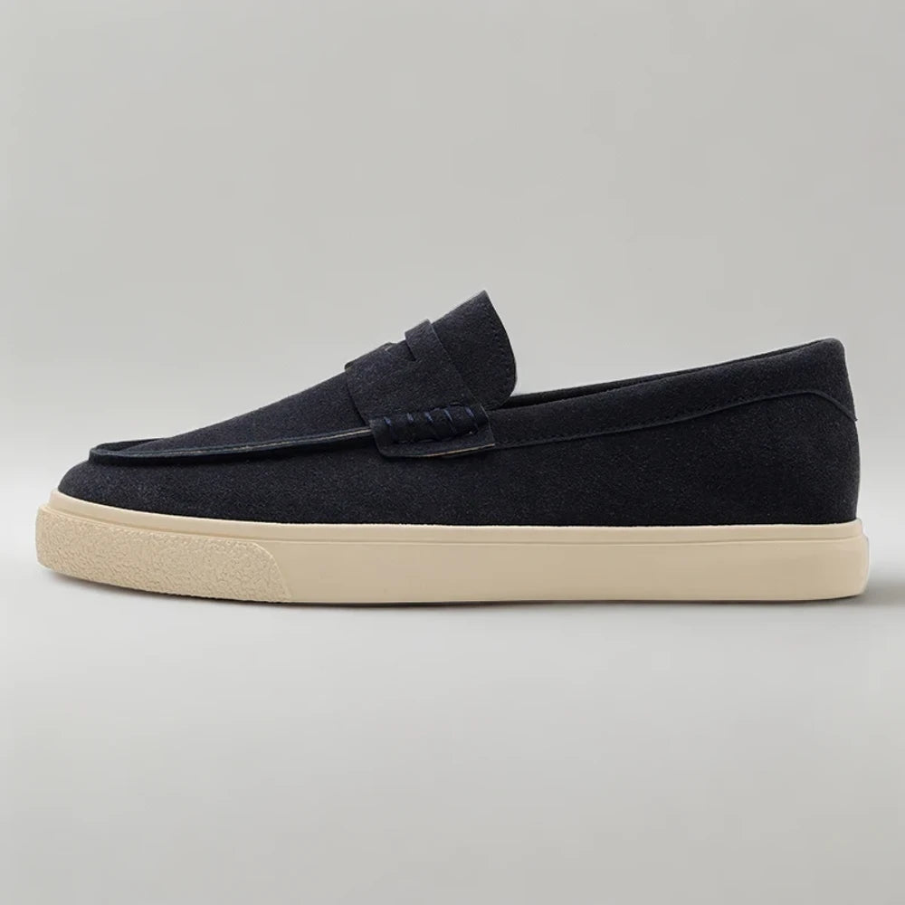 Chaussure mocassin à bride artisanale, profil latéral bleu élégant