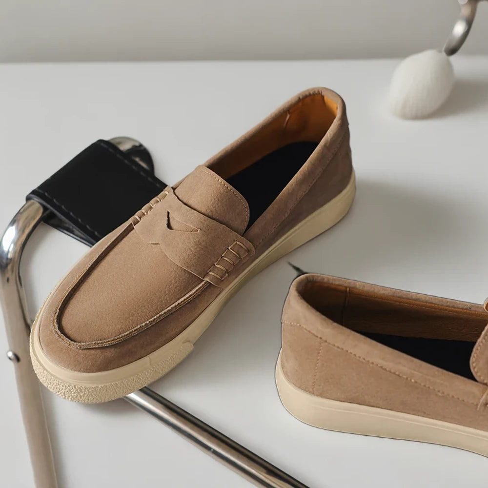 Détail bracelet à bride du mocassin homme, finitions cuir qualité