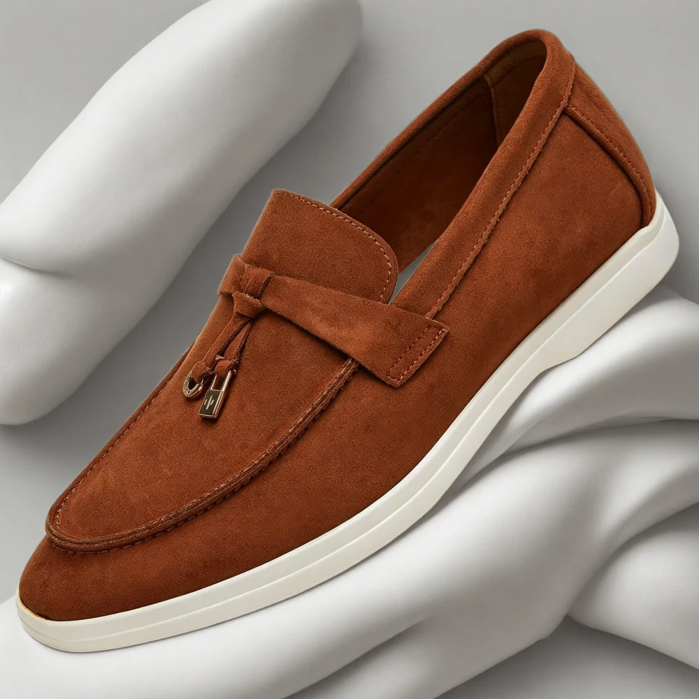 Mocassin homme gland profil latéral montrant la semelle plate