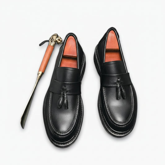 Mocassin à tête cuivrée en cuir verni noir avec pampilles décoratives