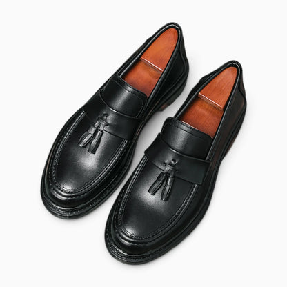 Détail du pompon sur mocassin homme élégant de couleur noire
