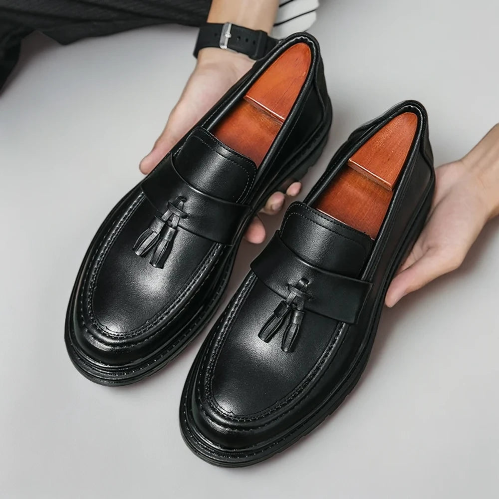 Vue de profil du mocassin à tête cuivrée pour homme style Oxford