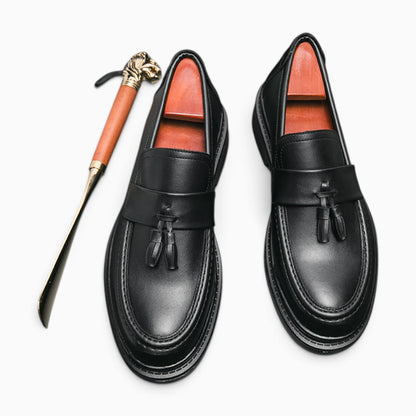 Mocassin avec pompon homme porté en tenue de bureau professionnelle