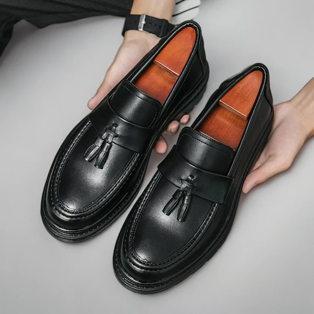 Mocassin à tête cuivrée porté avec costume pour occasions professionnelles