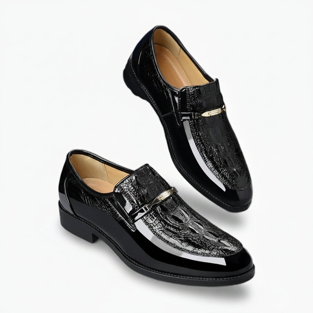 Mocassin amérindien en cuir noir élégant pour homme, vue de profil