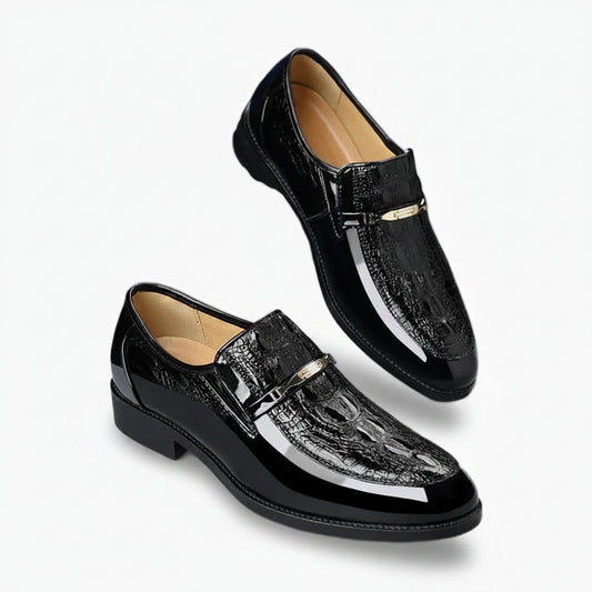 Mocassin amérindien en cuir noir élégant pour homme, vue de profil