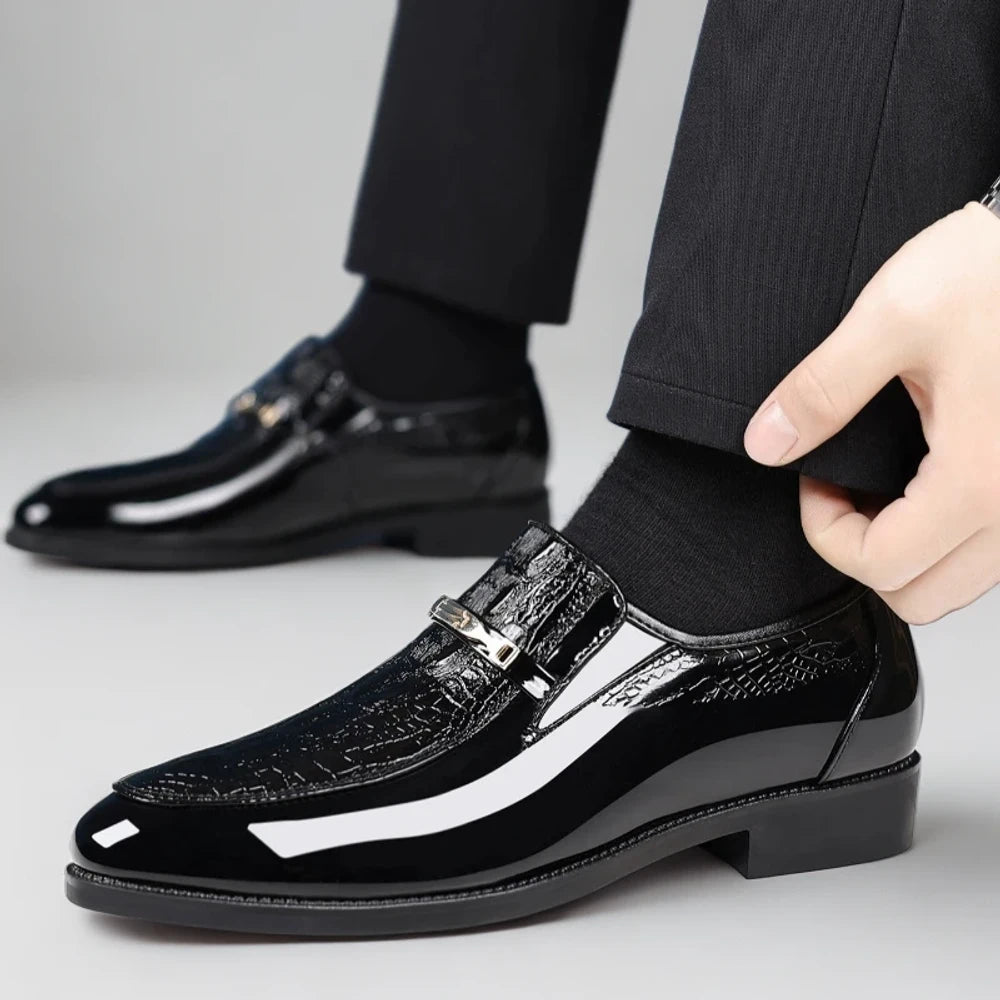 Mocassin de tradition amérindienne porté en tenue de bureau élégante