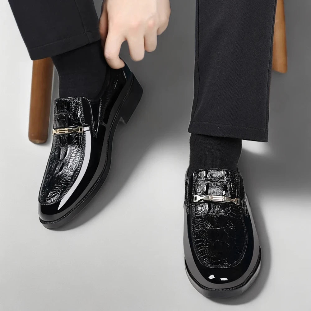 Détail du mocassin amérindien montrant la texture du cuir premium