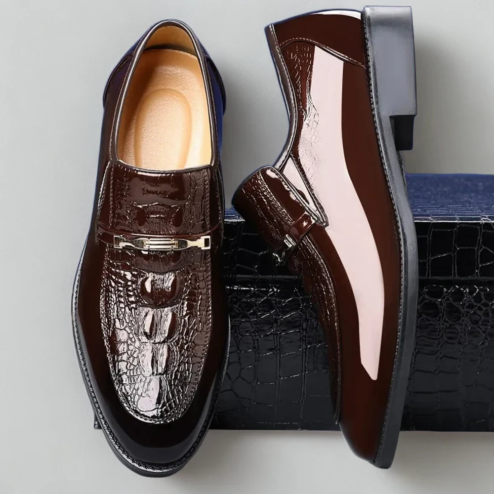 Mocassin amérindien noir adapté aux occasions formelles et décontractées
