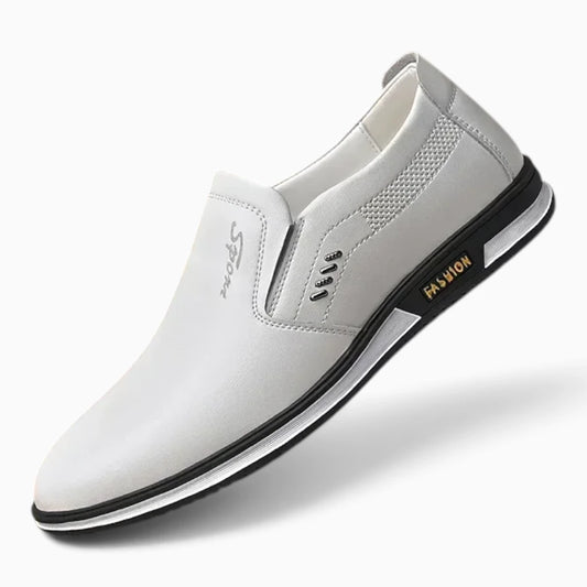Mocassin blanc vue de trois-quarts, design épuré et intemporel