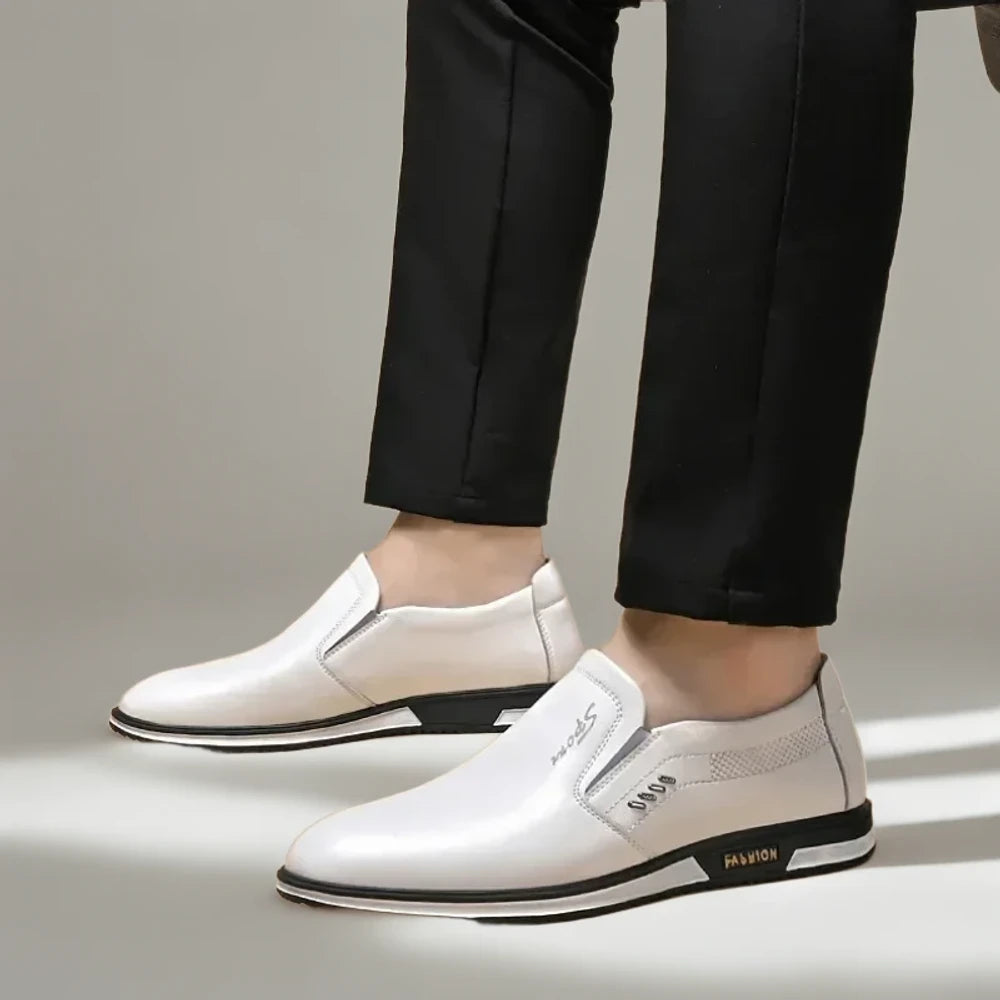 Mocassins anglais noirs vue de profil montrant la silhouette élégante et les lignes nettes