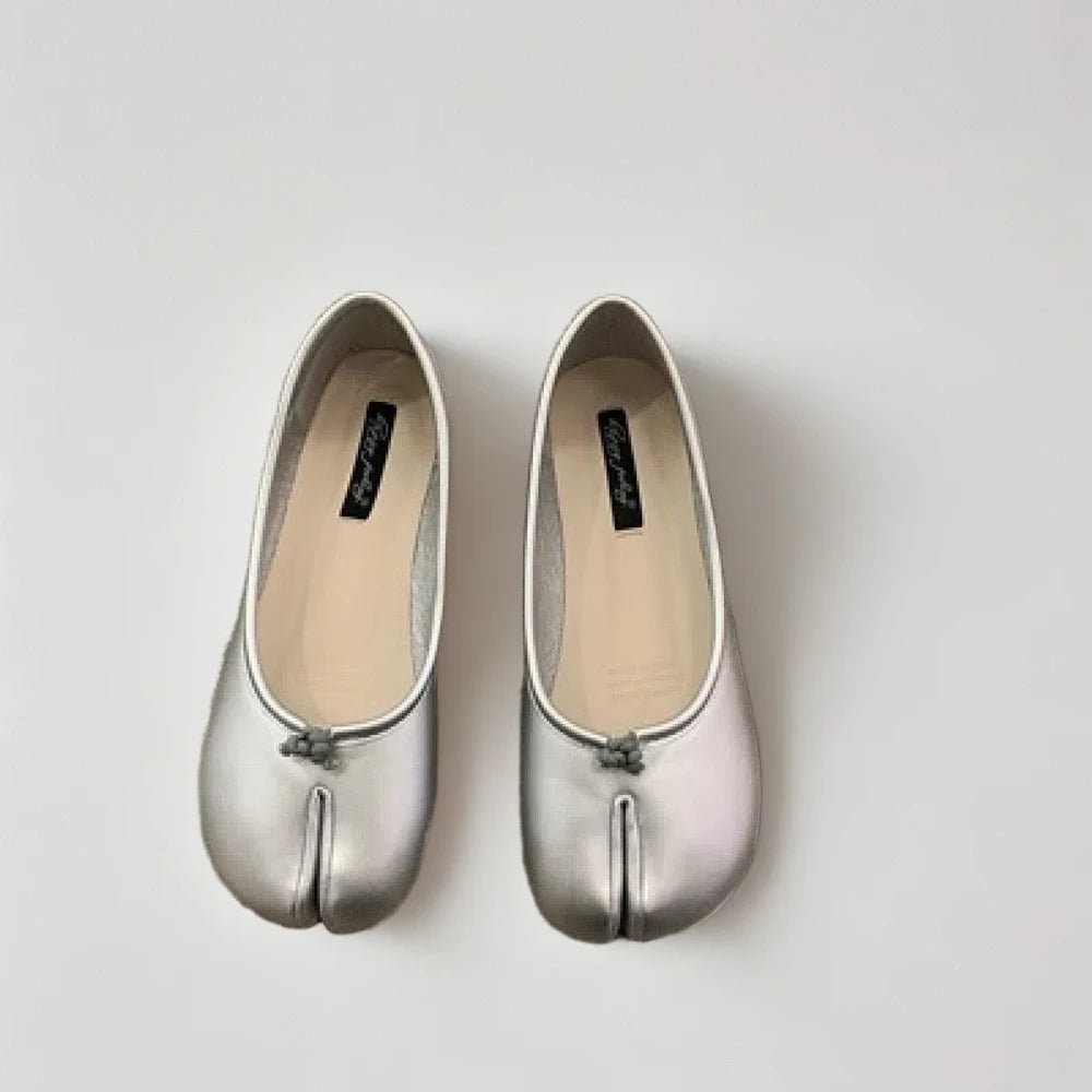 Mocassins femme argent portées avec jeans moulant dans un look tendance urbain