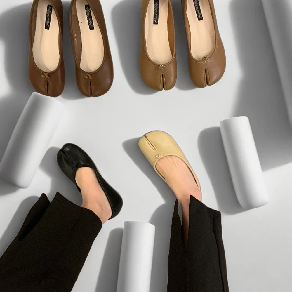 Mocassins argent femme vue de dessus montrant la silhouette fendue épurée