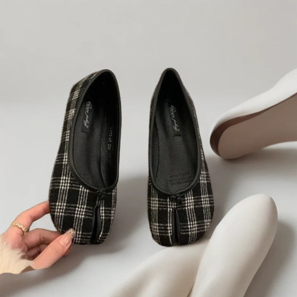 Mocassin argenté femme en gros plan montrant la texture et l'éclat métallisé