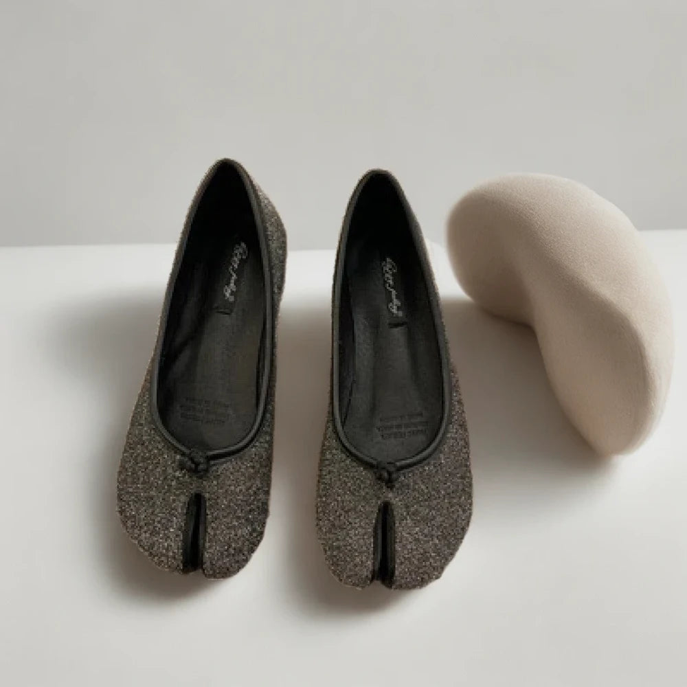 Mocassins argentés femme chaussées sur pieds mettant en avant le confort