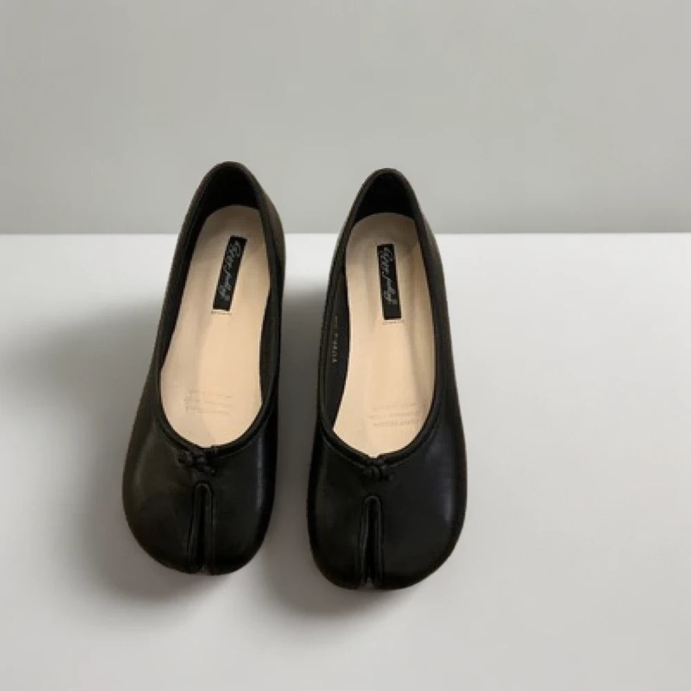 Mocassin femme argenté vue latérale soulignant les lignes épurées du design