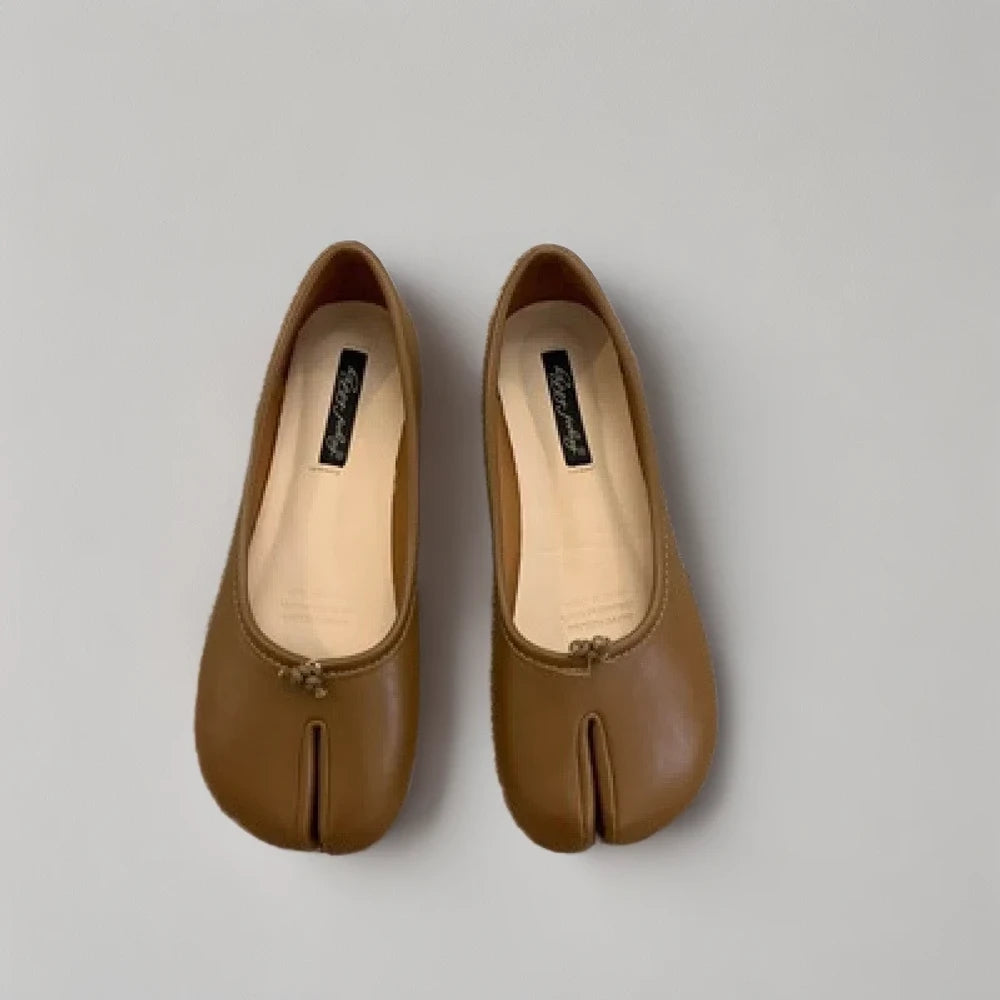 Mocassins argent femme disposées en paire montrant la finition brillante