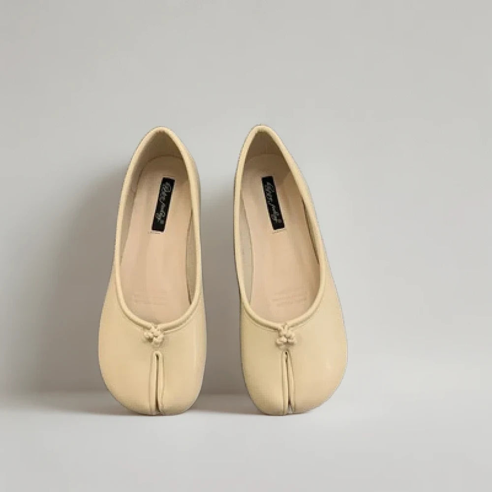 Mocassin argenté femme style bateau discret avec détails de couture visibles