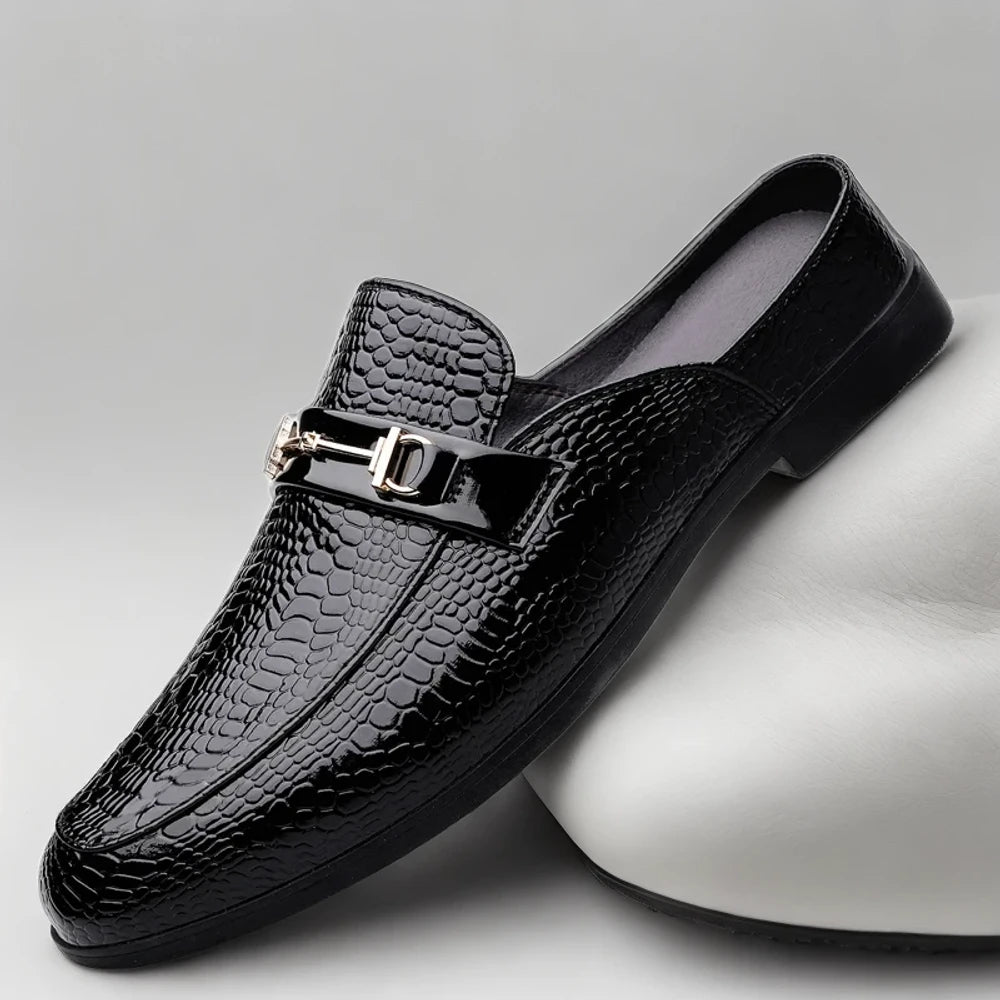 Mocassin aubergine porté au bureau, style italien raffiné