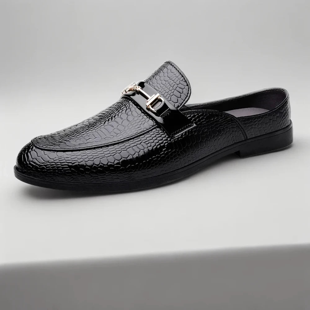 Gros plan sur la texture singulière du mocassin aubergine
