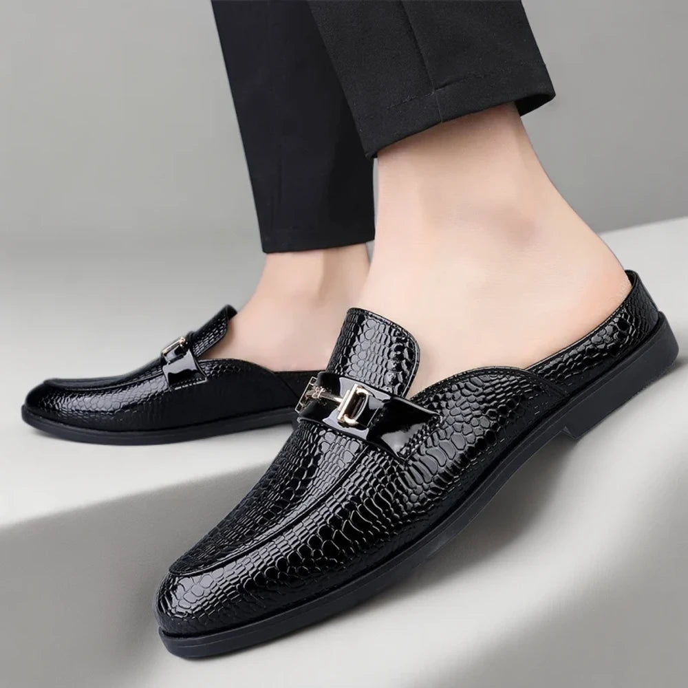 Mocassin aubergine ouvert à l'arrière, design anglais moderne