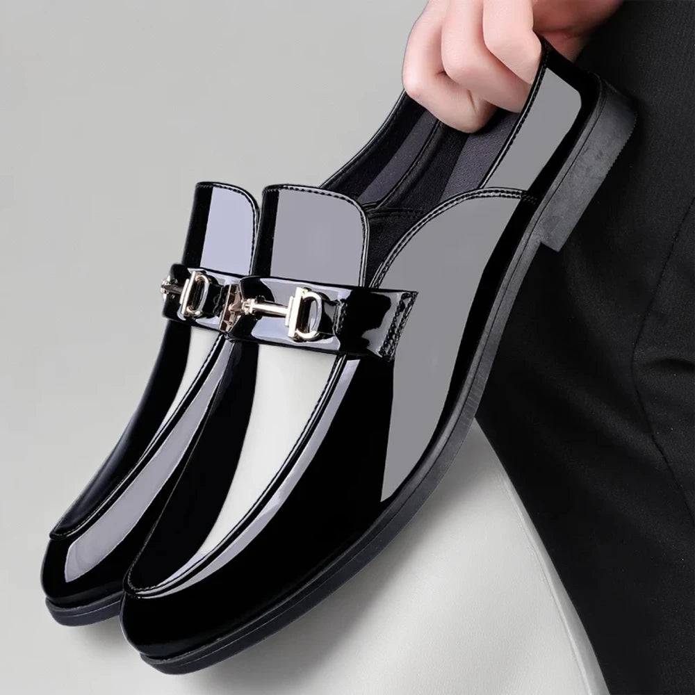 Mocassin aubergine en détail, travail de couture italien