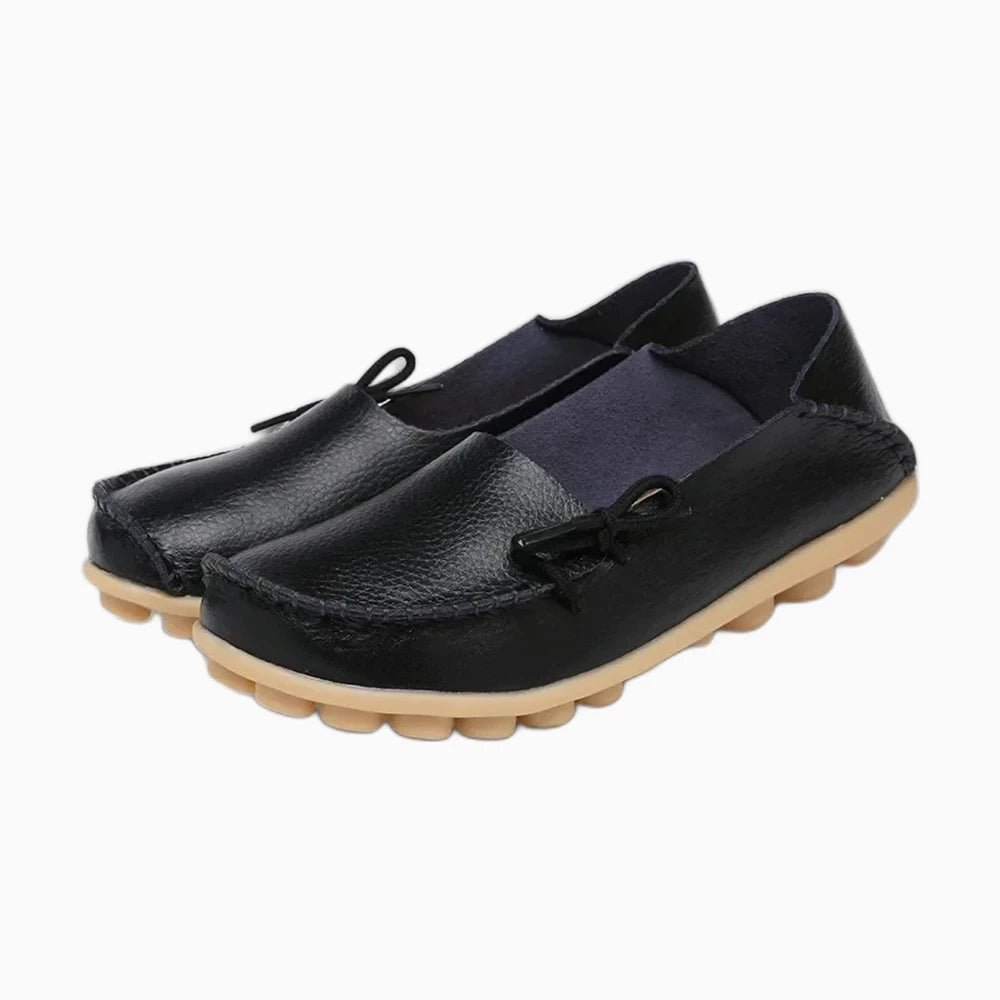 Mocassin bas femme en cuir noir avec nœud discret, vue de profil