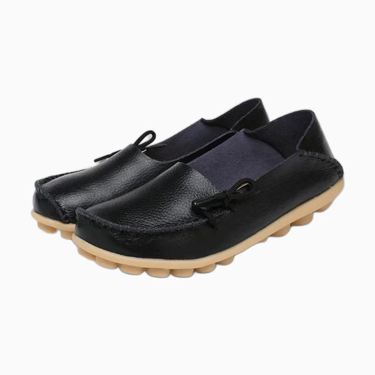 Mocassin bas femme en cuir noir avec nœud discret, vue de profil