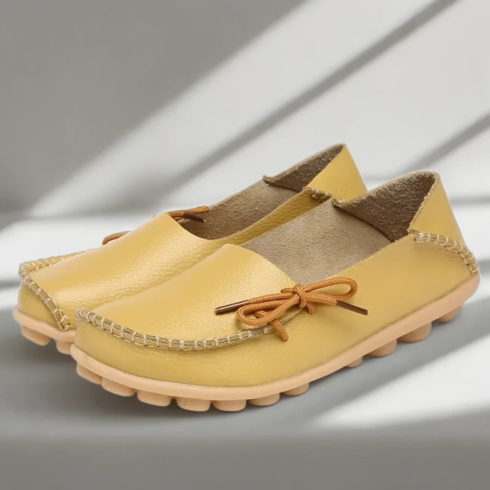 Mocassin bas marron chaleureux, épousant parfaitement le pied