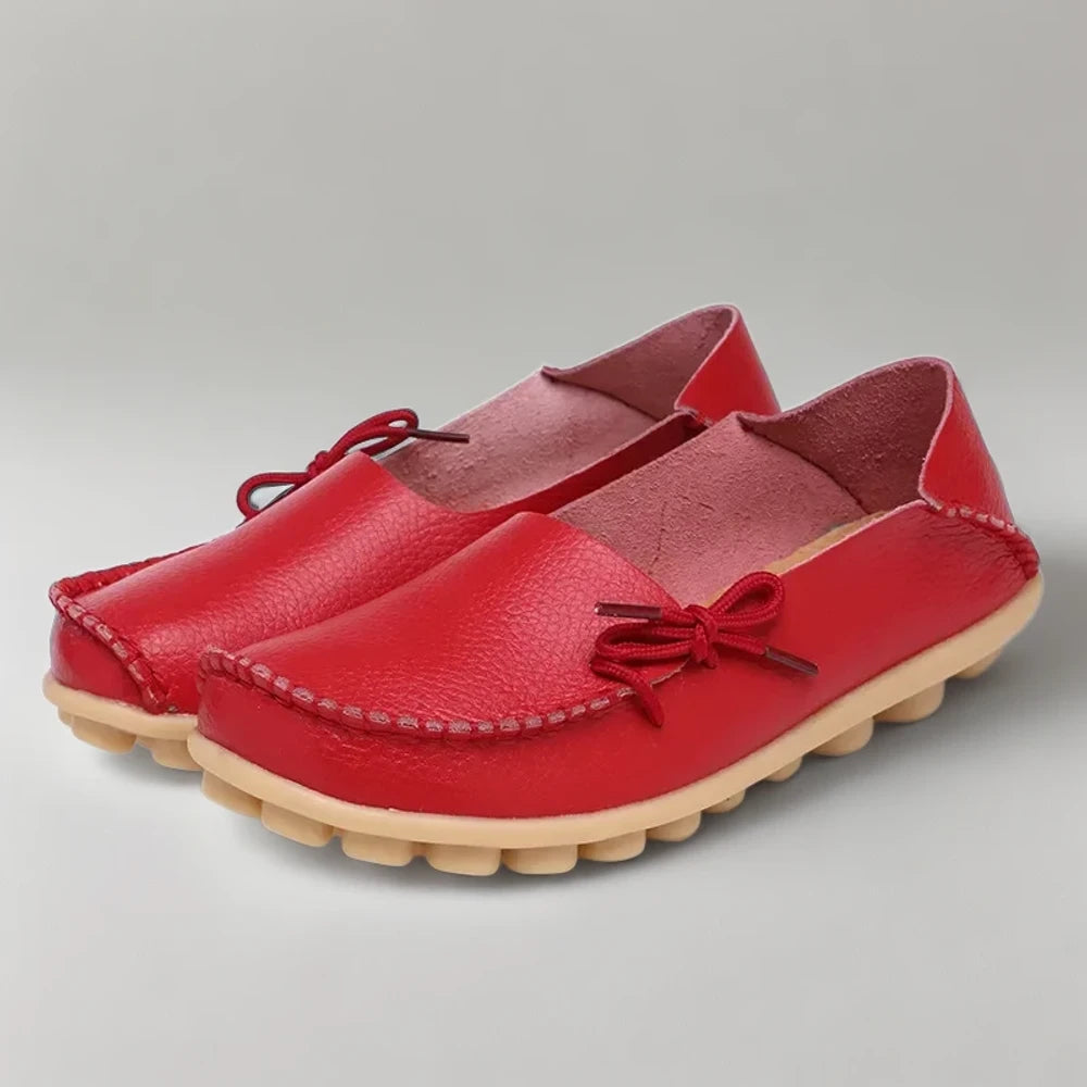 Pied chaussé d'un mocassin bas cuir noir, confort quotidien