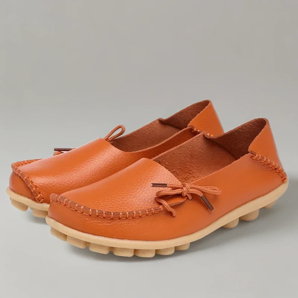Mocassin bas décontracté porté en tenue urbaine casual