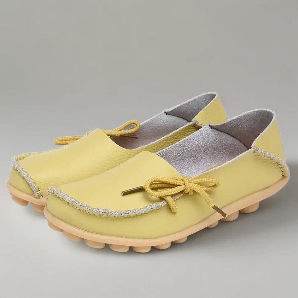 Détail nœud féminin sur mocassin bas cuir véritable