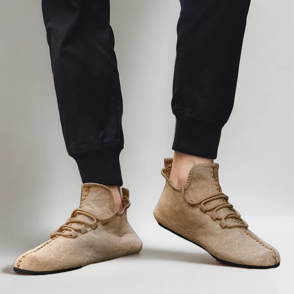 Bateau mocassin disponible en plusieurs coloris avec semelle antidérapante, porté lors d'une promenade estivale
