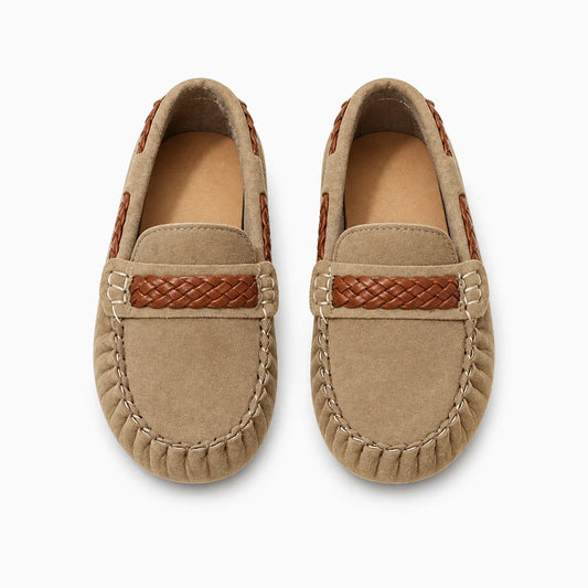 Mocassin bateau garçon sans lacets, dessus orné d'un détail tressé, semelle souple flexible