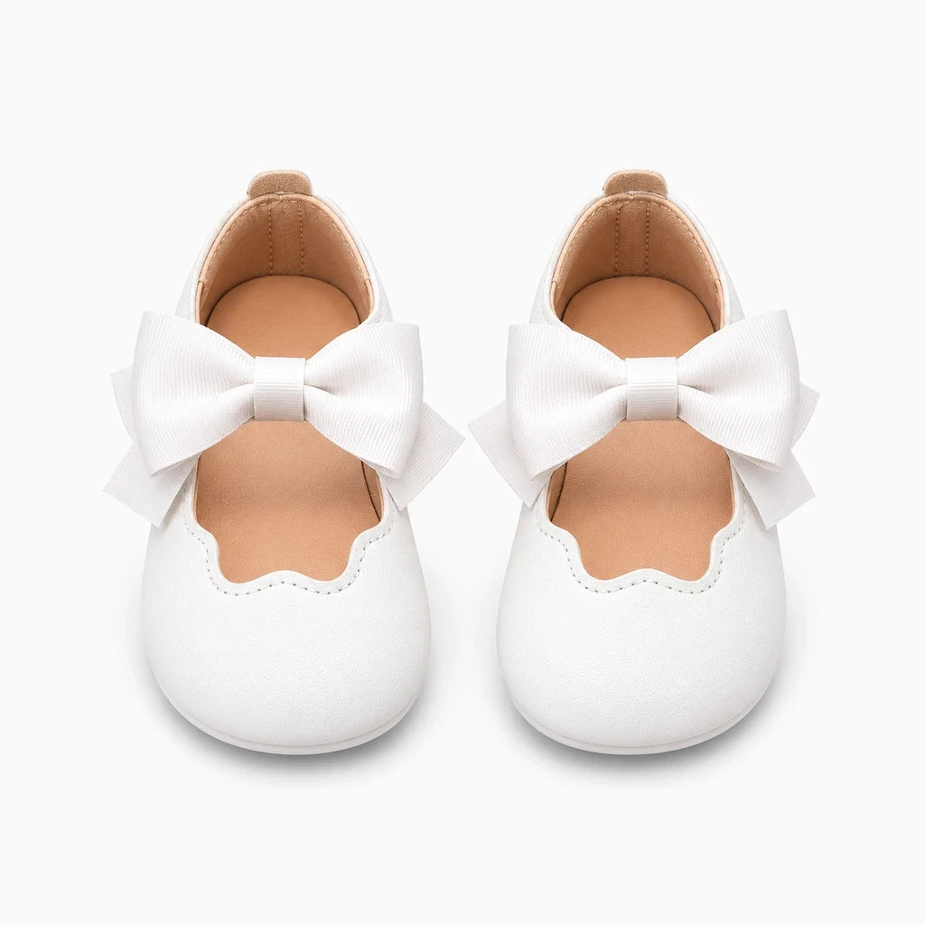 Mocassin bébé blanc avec bout rond et nœud décoratif sur le dessus