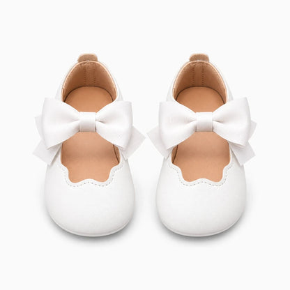Mocassin bébé blanc avec bout rond et nœud décoratif sur le dessus
